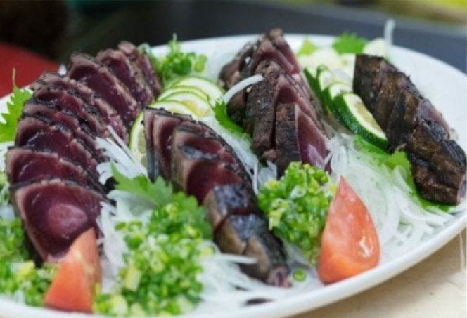 【偶数月６回定期便】厳選かつおの完全わら焼きたたき【１節入り】　kr017