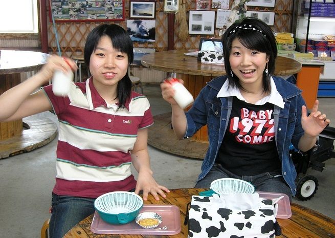 221.乳しぼり・牛乳試飲・バター作り・アイスクリーム作り・トラクター周遊・牛のエサやり体験コース（９０分）