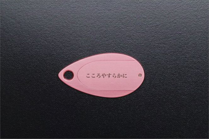 遺灰入れカード型ケース　結心華　しずくタイプ　アルミ製　色：ピンク（カラーアルマイト）