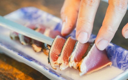 【年内配送】魚市場 の目利きが 厳選 本場 高知 の カツオのタタキ 約400g（ スライス済み タレ付き 血合い抜き ） 冷凍 海鮮 魚 魚介 かつお カツオ 鰹 たたき タタキ 新鮮 おかず 高知県 四万十市 四万十 しまんと 25-923N