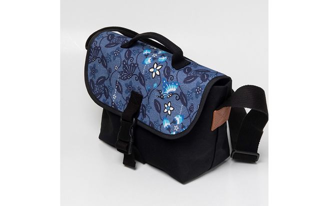 「琉球帆布」アートメッセンジャー / ふくふくシークヮーサー - 帆布 黒 ブラック 使いやすい バッグ 鞄 かばん 斜め掛け 琉球紅型 人気 紅型作家 宮城守男 おしゃれ ファッション ポイント 手づくり ハンドメイド 琉球帆布 手仕事 伝統技術 沖縄県 八重瀬町【価格改定】