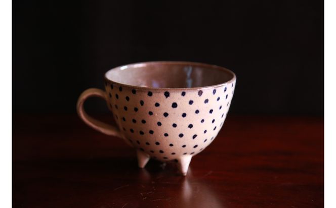 ＜南陶窯＞三つ足カフェオレボウル【青・ドット】 ☆ 読谷村 やちむん 陶器 焼き物 コップ 沖縄 柄違い有 コバルト うちなーすぐりむん カワイイ 久場政一 手作り 人気商品 ぽってり プレゼントに 伝統工芸品 お祝いに オススメ