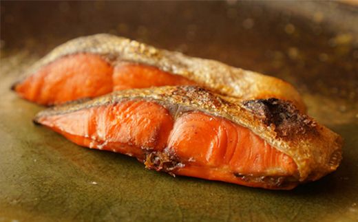 【6か月定期便】伝承の紅鮭 10切  切り身 魚  ムニエル フライ お弁当 ハマオカ海の幸