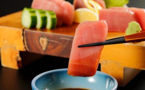 【年内配送】お刺身 や 漬け丼 に！ 天然まぐろ キハダマグロ 赤身 約1kg 5～6人前 海鮮 魚 魚介 まぐろ マグロ 鮪 刺し身 さしみ 切り身 切身 天然 グルメ ごちそう おかず お取り寄せ 高知県 四万十市 四万十 しまんと 25-1000N