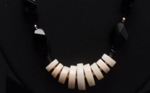 白サンゴ・オニキスのデザインネックレス【ロング】 [kn066]