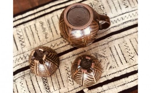 ＜南陶窯＞ピッチャー&四つ足カップ（ミニ２個）セット【灰釉・線紋】 ☆ やちむん 久場政一 読谷村 沖縄 エスニックテイスト セット