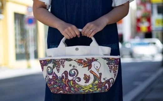 「琉球帆布」お散歩バッグ （POKKE104デイゴの髪飾り） - 帆布 布 トート トートバッグ 人気 アーティスト イラストレーター Pokke104 池城由紀乃 おしゃれ レディース ファッション お出かけ かばん 鞄 手仕事 手づくり ハンドメイド 琉球帆布 伝統技術 沖縄県 八重瀬町【価格改定】