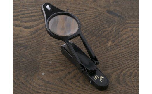 H9-124 ＜刀匠 ◇貝印 関孫六の伝統から生まれたツメキリ＞ ◇貝印 関孫六 LEDルーペ付きツメキリ ～ ルーペ付きだから爪がしっかり見えて切りやすい LED付なので手元が明るい 虫眼鏡 ルーペ 拡大 ライト 電灯 爪切り つめきり 黒～