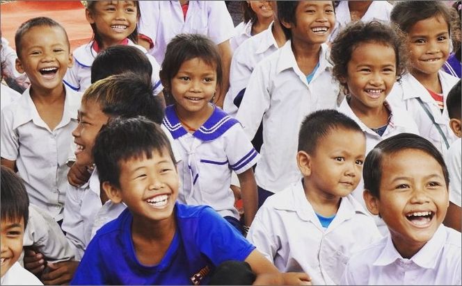 京丹後の絹糸ミサンガとピアスのセット【全ての子どもたちに教育の機会を!!】 京丹後の絹糸を使ってカンボジアの女性達が作ったミサンガとピアスのセット　EG00006