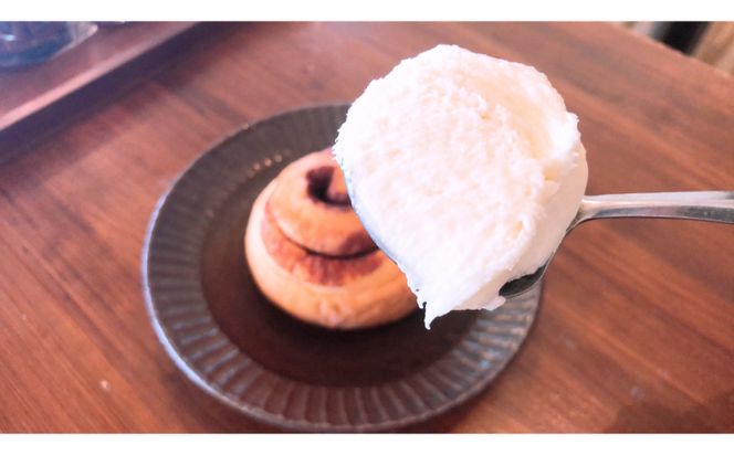 ＜songbird cafe＞シナモンロール９個セット（フロスティング付き） ☆ スイーツ 沖縄 はちみつ使用 小麦粉使用 バター使用 ナッツ使用 レモンクリームチーズ 卵使用 読谷村 お試し 手作り 人気商品 冷凍商品