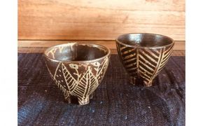 ＜南陶窯＞四つ足カップミニ２個セット【灰釉】線紋・葉紋 ☆ 読谷村 うつわ 陶器 焼き物 久場政一 沖縄 セット商品 やちむん うちなーすぐりむん コップ 地場産品 手作り 人気商品 柄違い ペア ギフトに お祝いに オススメ 伝統工芸品