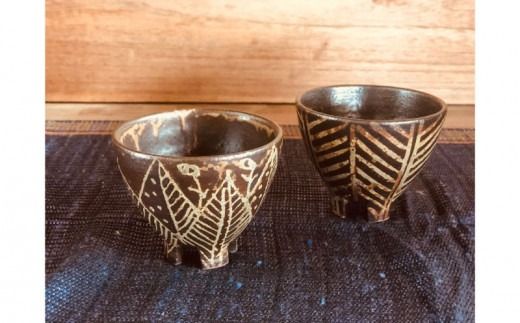 ＜南陶窯＞四つ足カップミニ２個セット【灰釉】線紋・葉紋 ☆ 読谷村 うつわ 陶器 焼き物 久場政一 沖縄 セット商品 やちむん うちなーすぐりむん コップ 地場産品 手作り 人気商品 柄違い ペア ギフトに お祝いに オススメ 伝統工芸品