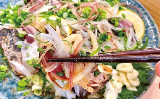 魚市場 の目利きが 厳選 本場 高知 の カツオのタタキ 約500g（ スライス済み タレ付き 血合い抜き ） 冷凍 海鮮 海の幸 魚 魚介 かつお カツオ 鰹 たたき タタキ 新鮮 ごちそう おかず 高知県 四万十市 四万十 しまんと 25-610