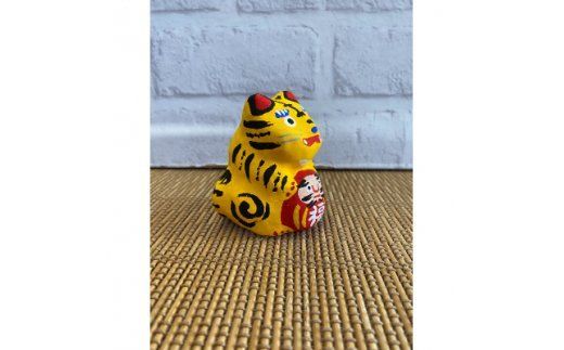 AW001-1 2022年の干支　達磨達磨抱き寅(とら)手作り張子人形