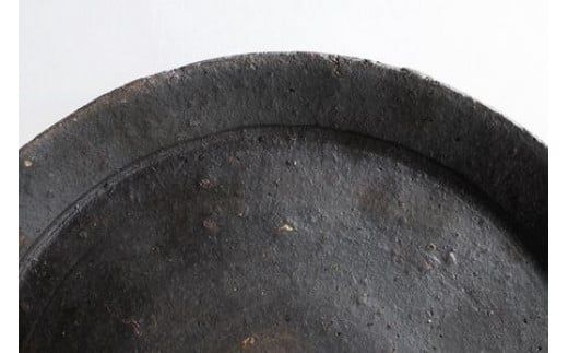 102-1222　黒リム皿 直径22cm