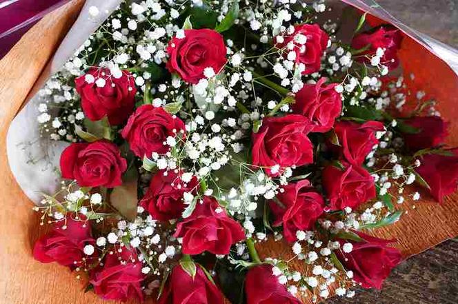 【永遠の人気】赤バラとカスミソウの花束 H092-058