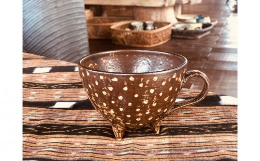 ＜南陶窯＞三つ足カフェオレボウル【ドット】 ☆ 読谷村 やちむん 陶器 焼き物 久場政一 沖縄 カップ 水玉 うちなーすぐりむん コップ 地場産品 手作り 人気商品 柄違い有 色違い有 ギフトに お祝いに オススメ 伝統工芸品