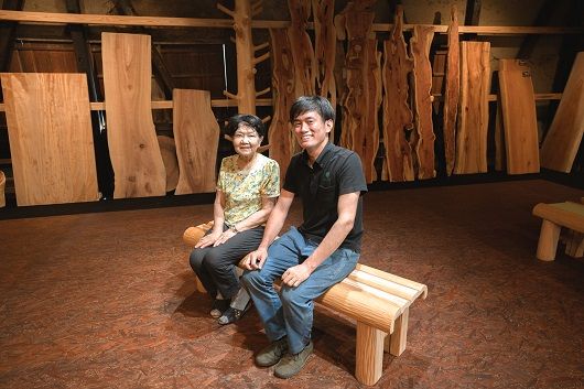 きれいな木のベンチ／MORITO 　木製　2人掛け　磨き丸太　和モダン　ダイニング　リビング　庭　カフェ　ガーテン