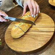 【2026年1月下旬以降順次出荷予定】無垢　チーク材　ラウンドカッティングボード２５ｃｍ　BV-14