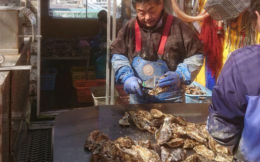 北海道 仙鳳趾名産 牡蠣 150g～199g×15コ＋かきナイフ付き かき漁師直送K4-3＜一部出荷期間：2026年7月1日～11月末＞＜センポウシ : 釧路町の東 厚岸湾の西 カキの名産地＞ | せんぽうし 牡蠣 生食用 殻付き 生牡蠣 絶品 産地直送 北海道 釧路町 釧路超 特産品 121-1269-52