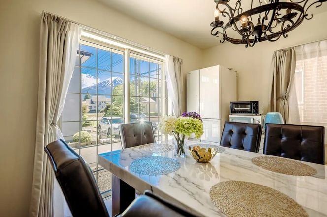 ヴィラハナサク富士河口湖町の宿泊券(1泊2日10様まで)【平日・日曜限定】 FCS004