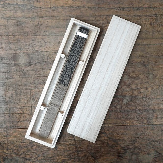 途絶えた伝統復活「甲斐絹扇子」藍鉄縞