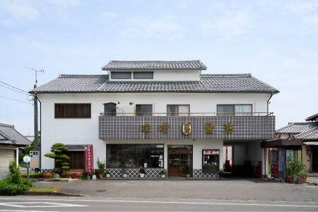 万両特選だしパックお試しサイズ(8g×15入)とJAS上級さしみ醤油 (B-3) 【いわし 煮干し かつおぶし こんぶ しいたけ あごだし 甘口】(H016209)