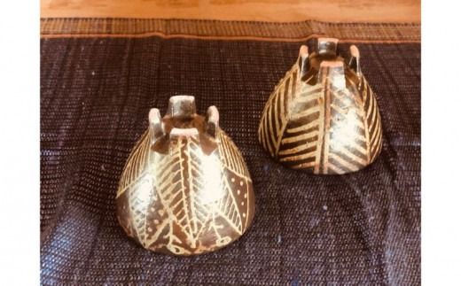 ＜南陶窯＞四つ足カップミニ２個セット【灰釉】線紋・葉紋 ☆ 読谷村 うつわ 陶器 焼き物 久場政一 沖縄 セット商品 やちむん うちなーすぐりむん コップ 地場産品 手作り 人気商品 柄違い ペア ギフトに お祝いに オススメ 伝統工芸品