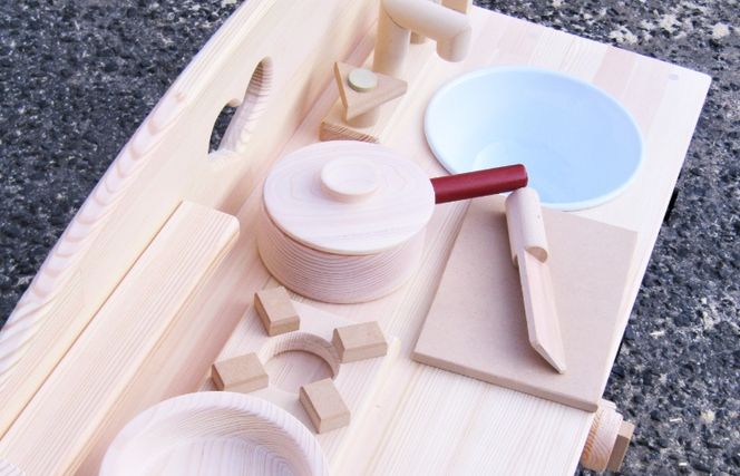 099H2146 手作り木製ままごとキッチンＤＨＫ 素材色バージョン 吉野桧製フライパンお鍋付き