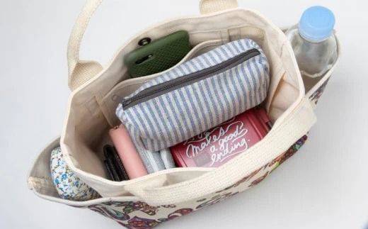 「琉球帆布」お散歩バッグ （POKKE104デイゴの髪飾り） - 帆布 布 トート トートバッグ 人気 アーティスト イラストレーター Pokke104 池城由紀乃 おしゃれ レディース ファッション お出かけ かばん 鞄 手仕事 手づくり ハンドメイド 琉球帆布 伝統技術 沖縄県 八重瀬町【価格改定】