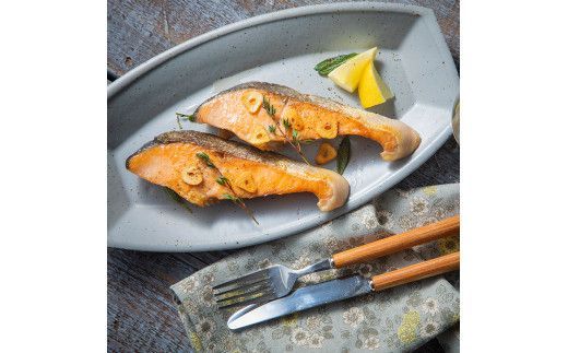 北海道産 新巻鮭 オス 切り身姿づくり 約2kg ( 海鮮 魚介 魚介類 お魚 魚 鮭 サケ さけ 切り身 パック 贈答 ギフト 贈り物 プレゼント 真空パック 熨斗 )【017-0019】