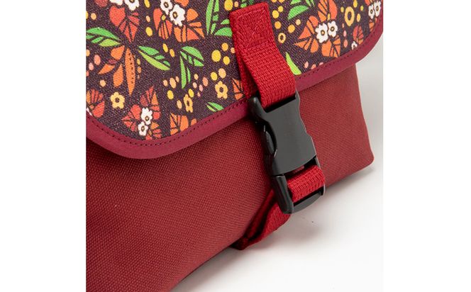 「琉球帆布」アートメッセンジャー / ブーゲンビリア - 帆布 赤 レッド 使いやすい バッグ 鞄 かばん 斜め掛け 人気 アーティスト イラストレーター Pokke104 池城由紀乃 おしゃれ ファッション ポイント 手づくり ハンドメイド 琉球帆布 手仕事 伝統技術 沖縄県 八重瀬町【価格改定】