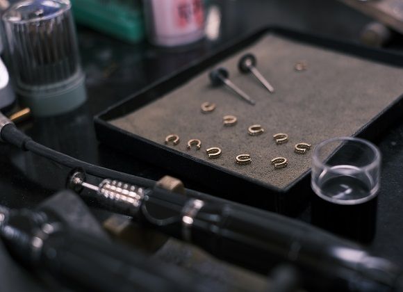 K18　トランペットブローチ　BO-6