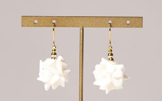 白サンゴのデザインピアス［K18アメリカンピアス］_kn051