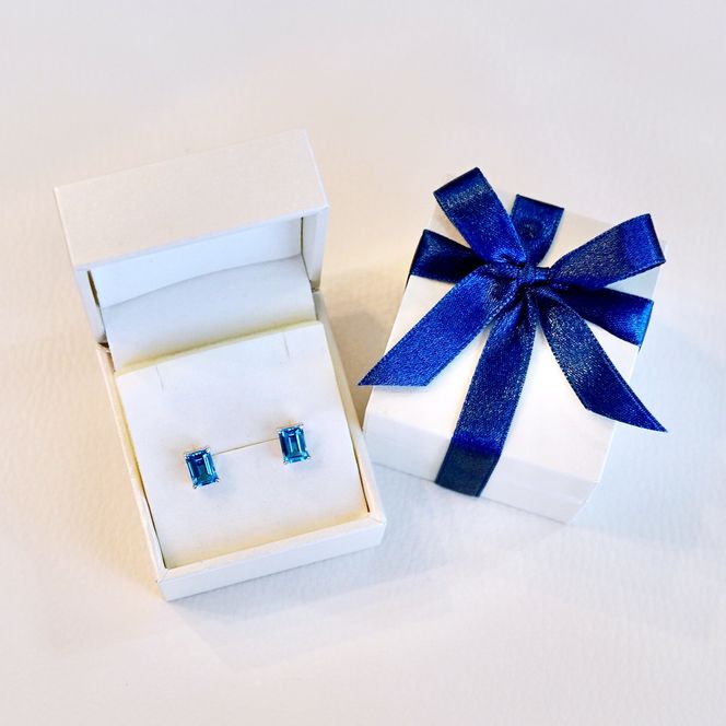 （ダブり）　　K14WG ホワイトゴールド ブルートパーズ オクタゴンカット ピアス 保証書付 KO-0035 SWAD035