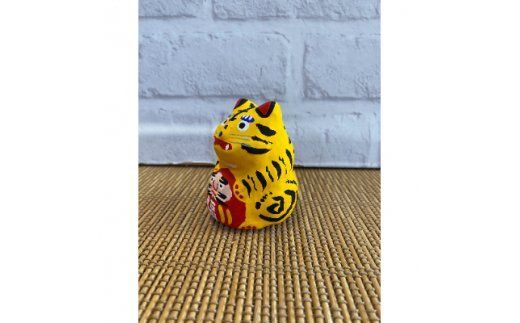 AW001-1 2022年の干支　達磨達磨抱き寅(とら)手作り張子人形