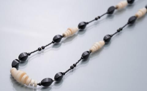 白サンゴ・オニキスのデザインネックレス【ロング】 [kn066]