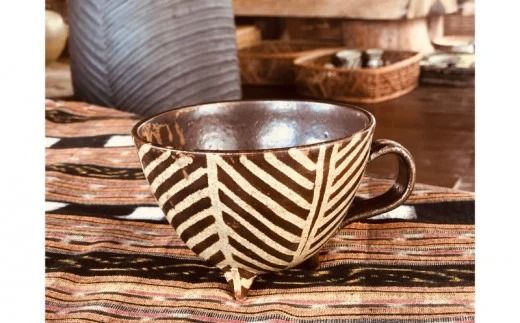 ＜南陶窯＞三つ足カフェオレボウル【灰釉・線紋】 〇 読谷村 うつわ 陶器 焼き物 久場政一 沖縄 やちむん 茶系 うちなーすぐりむん コップ 地場産品 手作り 人気商品 柄違い ペア ギフトに お祝いに オススメ 伝統工芸品