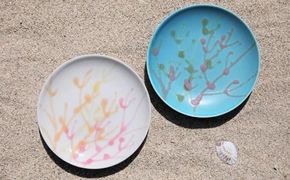 【datta.沖縄南の島陶芸工房】珊瑚プレート 取り皿（2枚セット）青色×純白 ☆ やちむん 読谷村 陶器 大岩浩章 色違い有 お皿 セット商品 彩り うちなーすぐりむん 地場産品 手作り ギフトに 夏 伝統工芸品