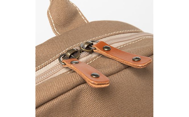 「琉球帆布」ビーンズリュック / ライトブラウン - 帆布 布 バッグ 鞄 かばん ユニセックス 手づくり ハンドメイド 馴染みやすい 茶色 人気 シンプル おしゃれ 使うほど 馴染む 牛革 定番 琉球帆布 伝統技術 沖縄県 八重瀬町【価格改定】