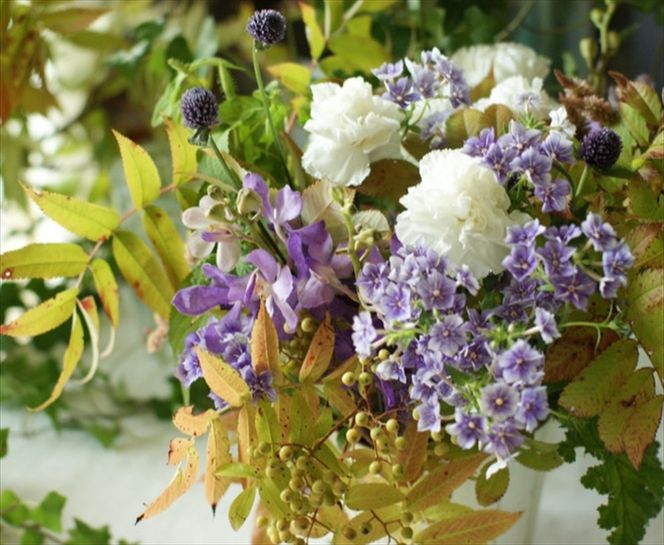 159-2039-10　【アレンジメント定期便】＜4ヶ月連続で毎月お届け（全4回プラン）＞ 旬のお花と 季節のグリーン、実物や枝物等を合わせてご用意いたします。 花色はお任せいただきます。【 生花 アレンジメント 神奈川県 大磯町 】