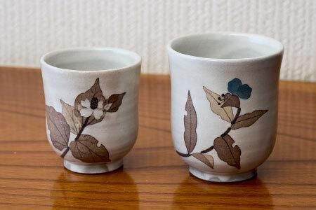 和紙染草花文湯呑(小) 【日の隈窯 和紙染 和紙 佐賀 陶器 粉引き 鉄絵 草花 窯元 陶芸】(H025147)