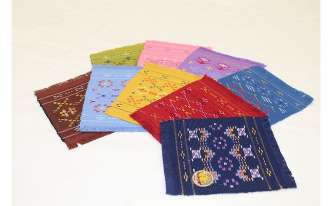 伝統工芸＜読谷山花織＞コースター５枚 可憐 幾何学模様 琉球藍 福木 銭花 手作り 花柄 ロマン 沖縄 織物 温かさ 上品 花紋様 １点物 技術 扇花 風車花 子孫繁栄 琉球王朝時代 王族