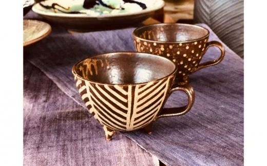 ＜南陶窯＞三つ足カフェオレボウル【灰釉・線紋】 〇 読谷村 うつわ 陶器 焼き物 久場政一 沖縄 やちむん 茶系 うちなーすぐりむん コップ 地場産品 手作り 人気商品 柄違い ペア ギフトに お祝いに オススメ 伝統工芸品