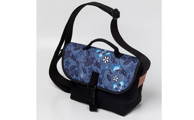 「琉球帆布」アートメッセンジャー / ふくふくシークヮーサー - 帆布 黒 ブラック 使いやすい バッグ 鞄 かばん 斜め掛け 琉球紅型 人気 紅型作家 宮城守男 おしゃれ ファッション ポイント 手づくり ハンドメイド 琉球帆布 手仕事 伝統技術 沖縄県 八重瀬町【価格改定】