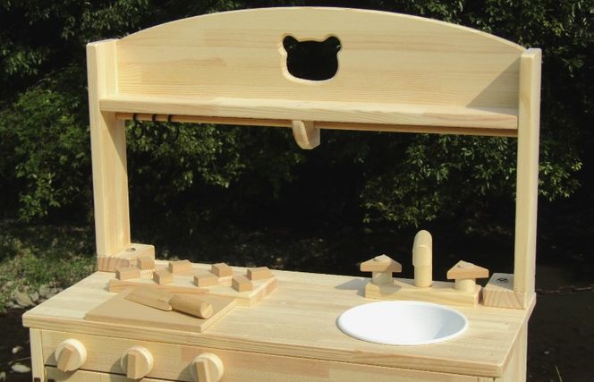 099H2129 手作り木製「棚付き」ままごとキッチン 大型レンジ付き すかし入り DHK-R2 素材色バージョン