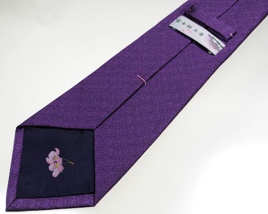 郡内織物「富士桜工房」シルクネクタイ『燻』梨地無地 すみれ色 FAA1043
