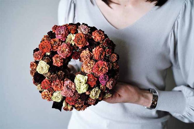 【地産地消】バラづくしの華やぎドライフラワーリース 4色以上のバラを使用 壁掛け可能 インテリア プレゼント H092-060