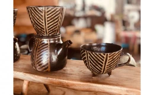 ＜南陶窯＞三つ足カフェオレボウル【灰釉・線紋】 〇 読谷村 うつわ 陶器 焼き物 久場政一 沖縄 やちむん 茶系 うちなーすぐりむん コップ 地場産品 手作り 人気商品 柄違い ペア ギフトに お祝いに オススメ 伝統工芸品