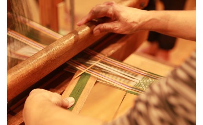 伝統工芸＜読谷山花織＞テーブルセンター（特大） 〇 花柄 ロマン 沖縄 織物 温かさ 上品 花紋様 １点物 技術 可憐 幾何学模様 琉球藍 福木 銭花 扇花 風車花 子孫繁栄 琉球王朝時代 王族